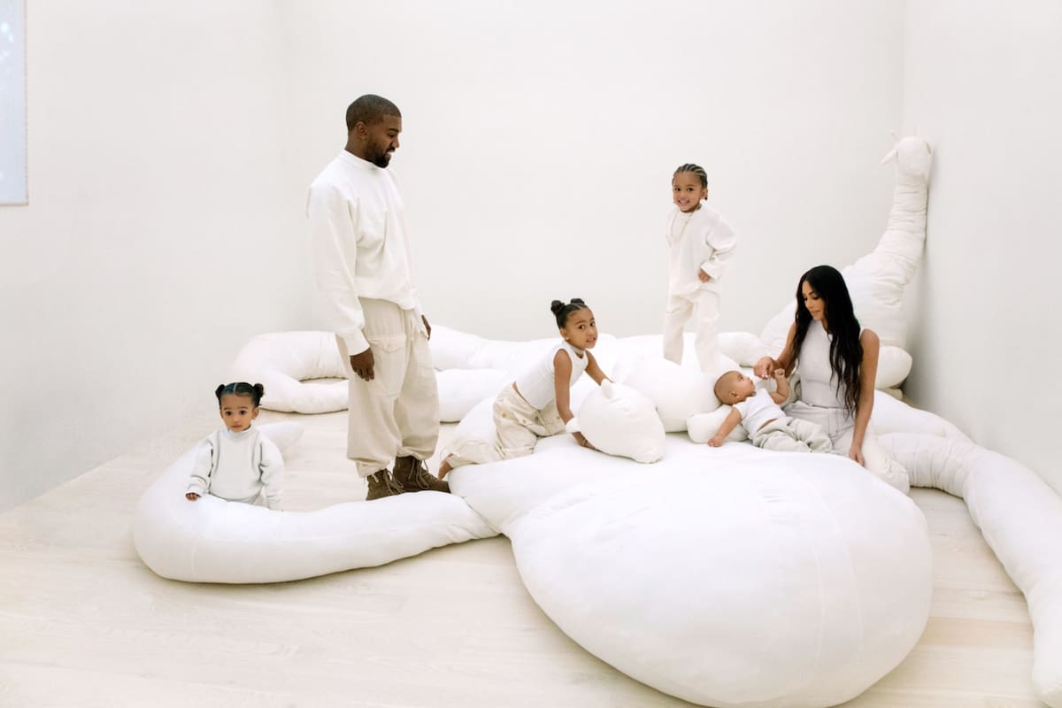 En la foto está la ahora expareja con sus cuatro hijos: North, de 7; Saint, de 5; Chicago, de 3; y Psalm, de 19 meses