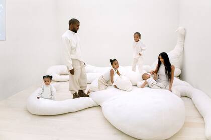 En la foto está la ahora expareja con sus cuatro hijos: North, de 7; Saint, de 5; Chicago, de 3; y Psalm, de 19 meses