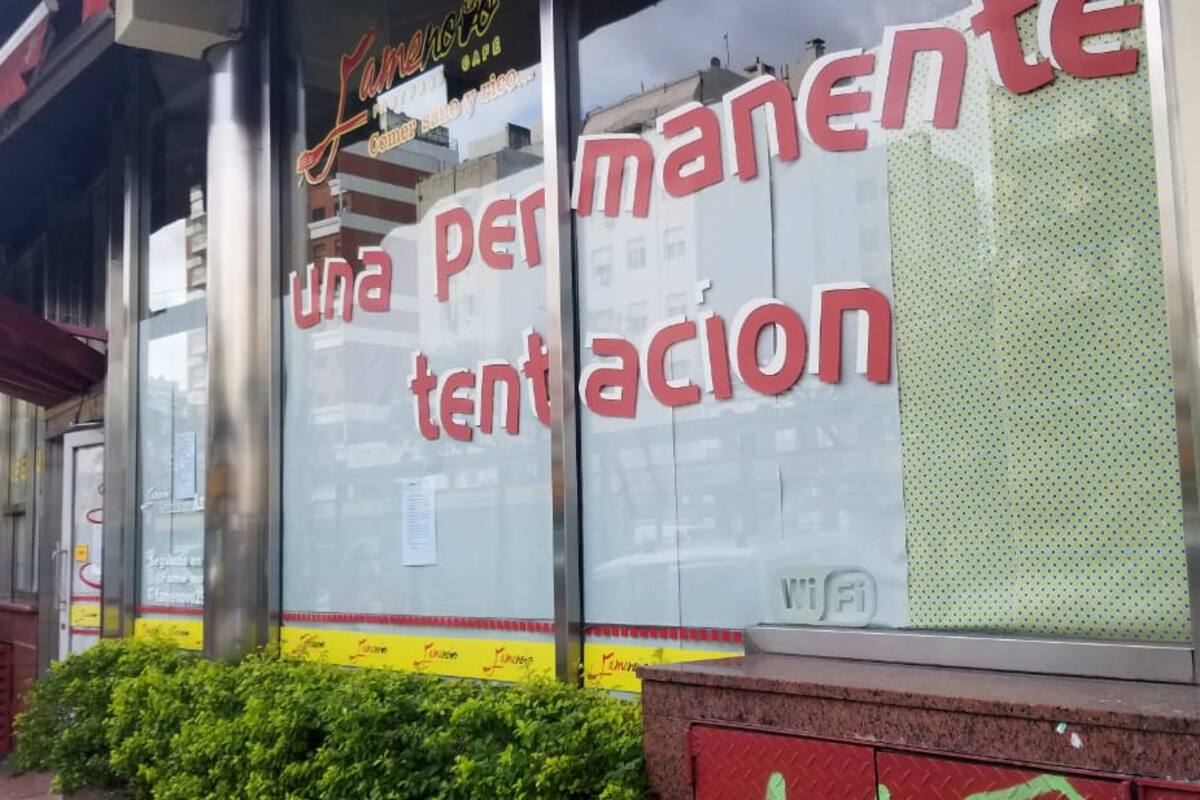 En la foto, la vidriera de Fame, ayer, tapada; el local fundió por la cuarentena dispuesta con el objetivo de frenar los contagios de Covid-19.