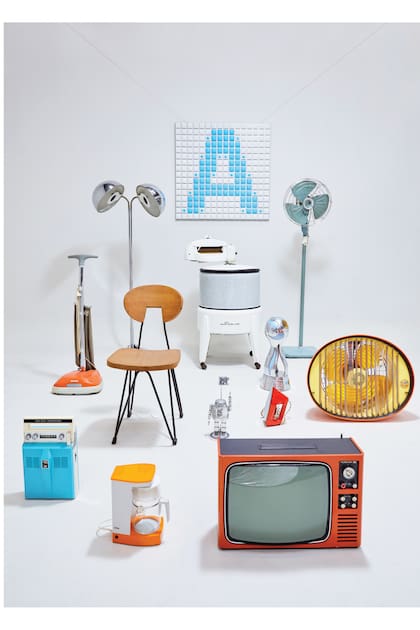 En la foto, lámpara de pie diseñada por Alberto Churba; ventilador de pie, Yelmo; lava-secarropa Siam (1940); silla W diseñada por César Jannello (1951); plancha modelo 1095, Atma; ventilador Turbotronic, SAHR; televisor Noblex 17, 1974, diseñado por Roberto Napoli y más