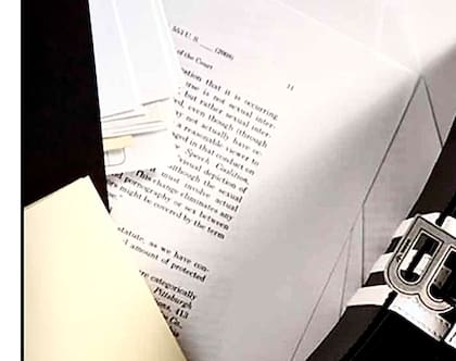 En la foto se pudo ver parte del texto de una sentencia donde la Corte Suprema de Estados Unidos ratificó una ley que prohíbe y penaliza la pornografía