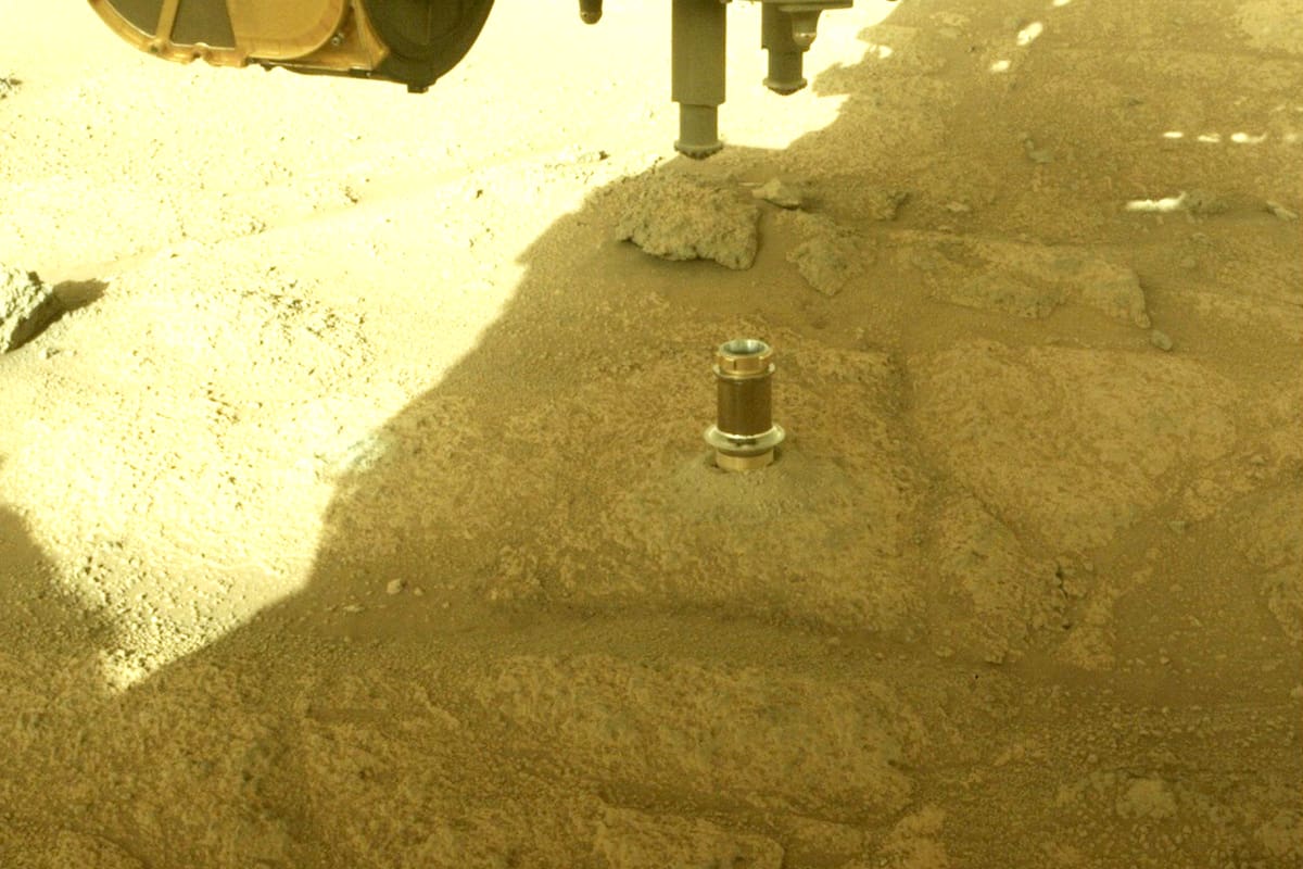 En la foto se puede observar un extraño elemento brillante que está en el suelo marciano