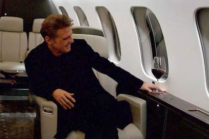 En la foto subida a una historia de Instagram, Luis Miguel se muestra sentado y sonriente, acompañado de una copa de vino