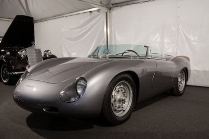 En la foto, un Carrera Speedster convertible; uno de los vehículos que el bajista tiene guardado y del cual sale una anécdota imperdible