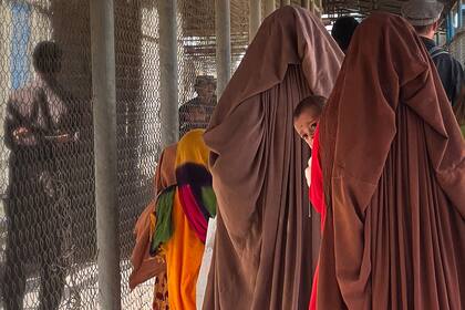 En la frontera, miles de personas esperaban su turno para cruzar bajo el calor sofocante