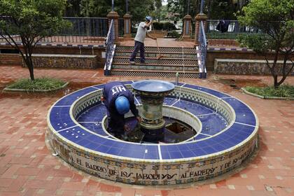 En la fuente principal, en el centro del Patio Andaluz, se puede leer la dedicatoria que acompañó en 1929 a este obsequio que le hizo la ciudad de Sevilla a Buenos Aires
