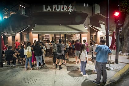 En La Fuerza, un bar de Chacarita recomendado por la revista Time, ahora hay espera