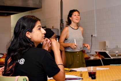 En la fundación, los talleres son clave para la formación de los inmigrantes