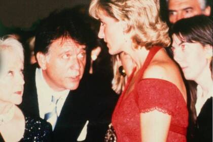 En la gala del Correo Central, cuando Lady Di le solicita a Roberto Devorik que le presente a los miembros de la Orquesta Filarmónica de Ciegos.