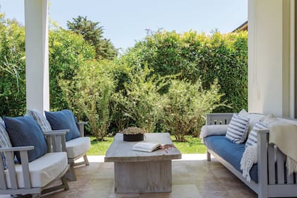 En la galería, camastro gris laqueado (Coin Vert) con fundas en tussor crudo. Almohadones estampados (Ralph Lauren Home). Sillones individuales (Gervasoni). Mesa maciza de cedro azul.