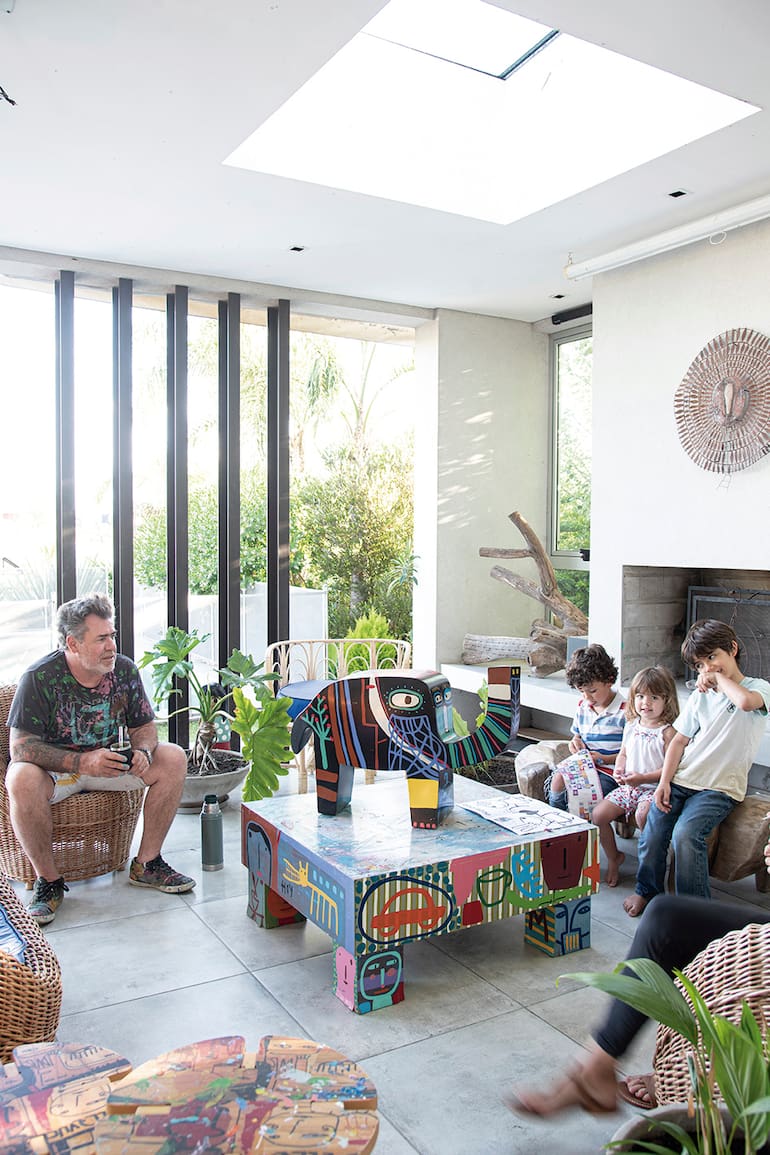 En la galería, espacio central de la casa, hay una mesa baja y dos elefantes de su serie de metal soldado y pulido