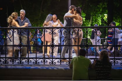 En La Glorieta en Buenos Aires, las parejas bailan bajo las luces de un quiosco de música octogonal a la sombra de un edificio de apartamentos de gran altura