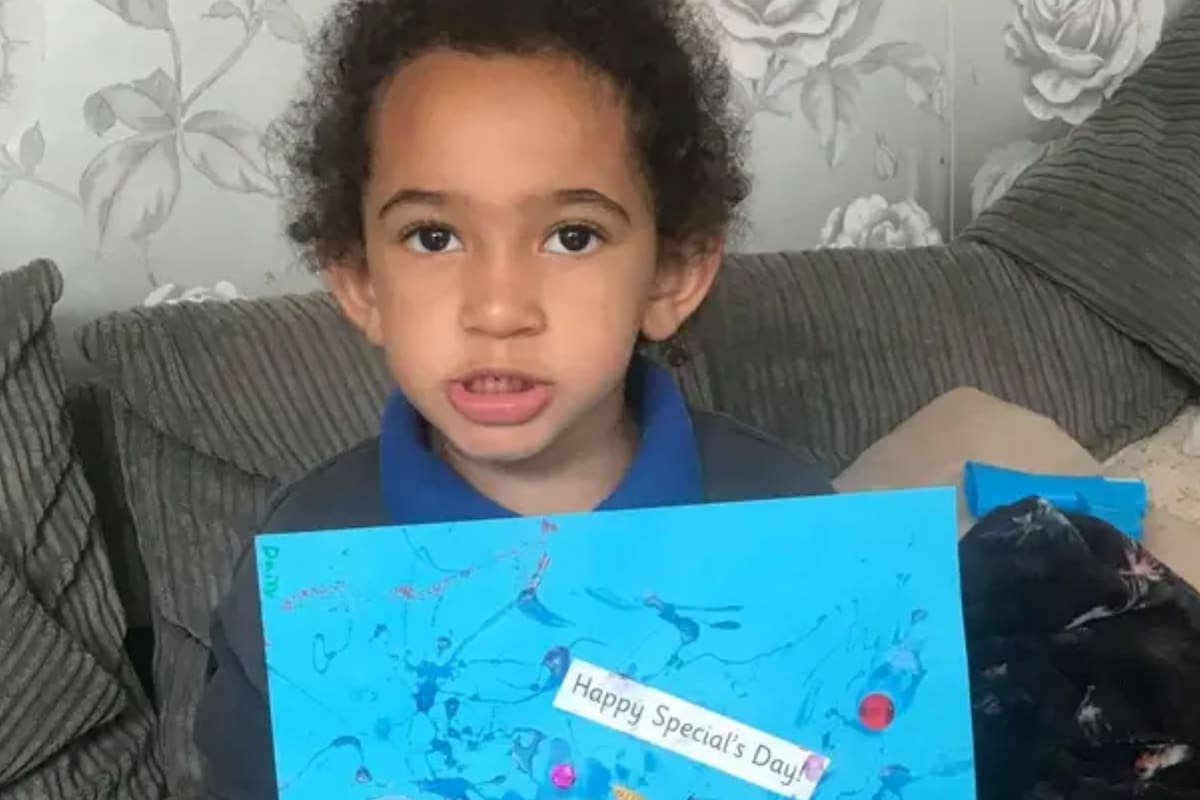 En la guardería de Daisy le hicieron confeccionar una tarjeta por el Día del Padre, pero decidieron llamarlo "Día especial"