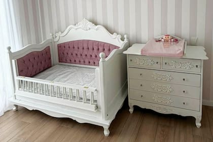 En la habitación de su hija se destaca la cuna de estilo victoriano con
molduras ornamentadas y tapizado capitoné