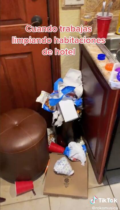 En la habitación que le tocó limpiar al tiktoker, había hasta pañales de bebé usados