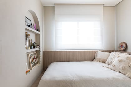 En la habitación usaron una pintura mineral elaborada con pigmentos naturales (Solum Tintas). El respaldo de la cama cubre también el lateral, hasta la altura de la ventana.