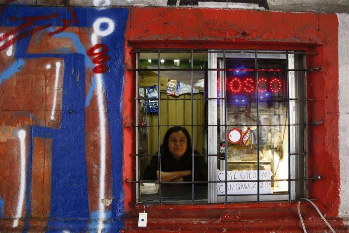 En la histórica farmacia de Horacio Torina (izquierda), las rejas separan el mostrador del público