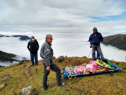 En la imagen, al oeste del Valle de Lerma en tareas de rescate. Desde hace 17 años que Claudio Zanlongo vive en Salta, se retiró de la Fuerza Aérea como vicecomodoro y actualmente realiza vuelos sanitarios