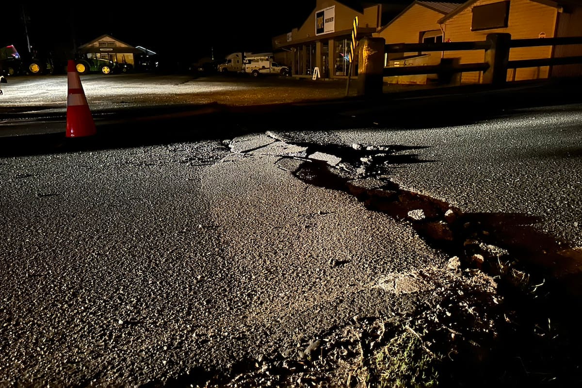 En la imagen, daños en las vías al norte de California por un terremoto