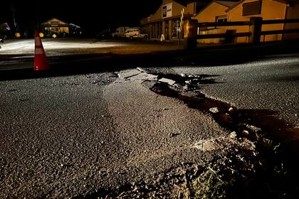 En la imagen, daños en las vías al norte de California por un terremoto