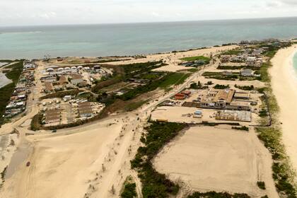 En la imagen de archivo, vista de los hoteles y viviendas en la playa Princesa Diana, en Barbuda, Antigua y Barbuda, el 23 de octubre de 2023. (AP Foto/Mohammid Walbrook, archivo)
