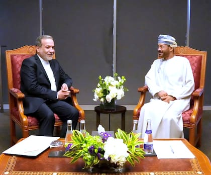 En la imagen, distribuida por el Ministerio de Exteriores de Irán, el ministro iraní de Exteriores, Abbas Araghchi (izquierda), se reúne con su homólogo omaní, Sayyid Badr Albusaidi, antes de negociaciones con el enviado de Estados Unidos para Oriente Medio, Steve Witkoff, en Mascate, Omán, el 12 de abril de 2025.