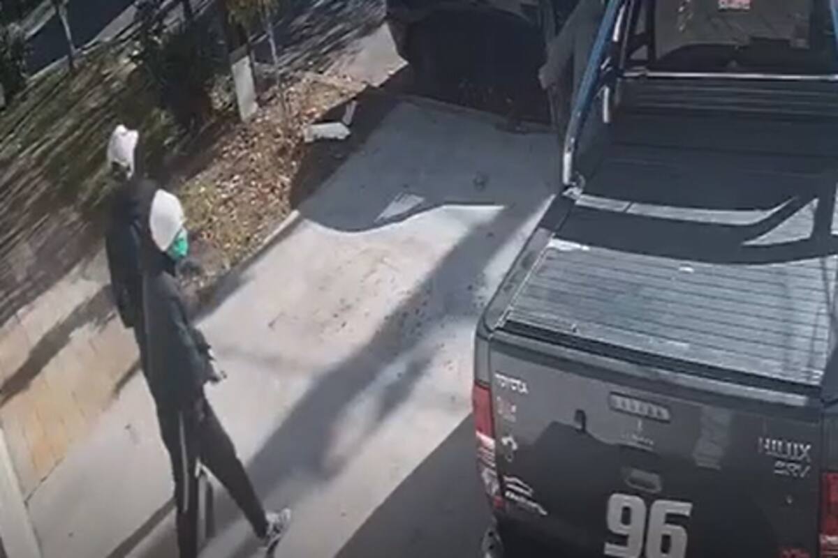 En la imagen, dos ladrones atacan a un vecino de Ramos Mejía esta semana para robarle la camioneta