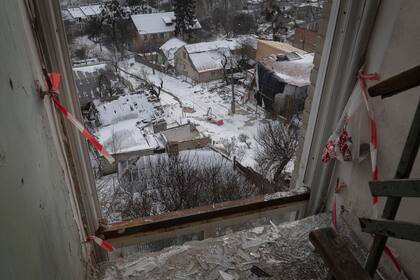 En la imagen, edificios afectados por los ataques con proyectiles rusos, en Kiev, Ucrania, el 11 de enero de 2023. (AP Foto/Andrew Kravchenko)