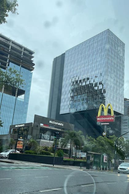En la imagen, el Centro Empresarial Núñez en construcción, atrás del Mc Donald´s, y en la otra cuadra el Centro Empresarial Libertador