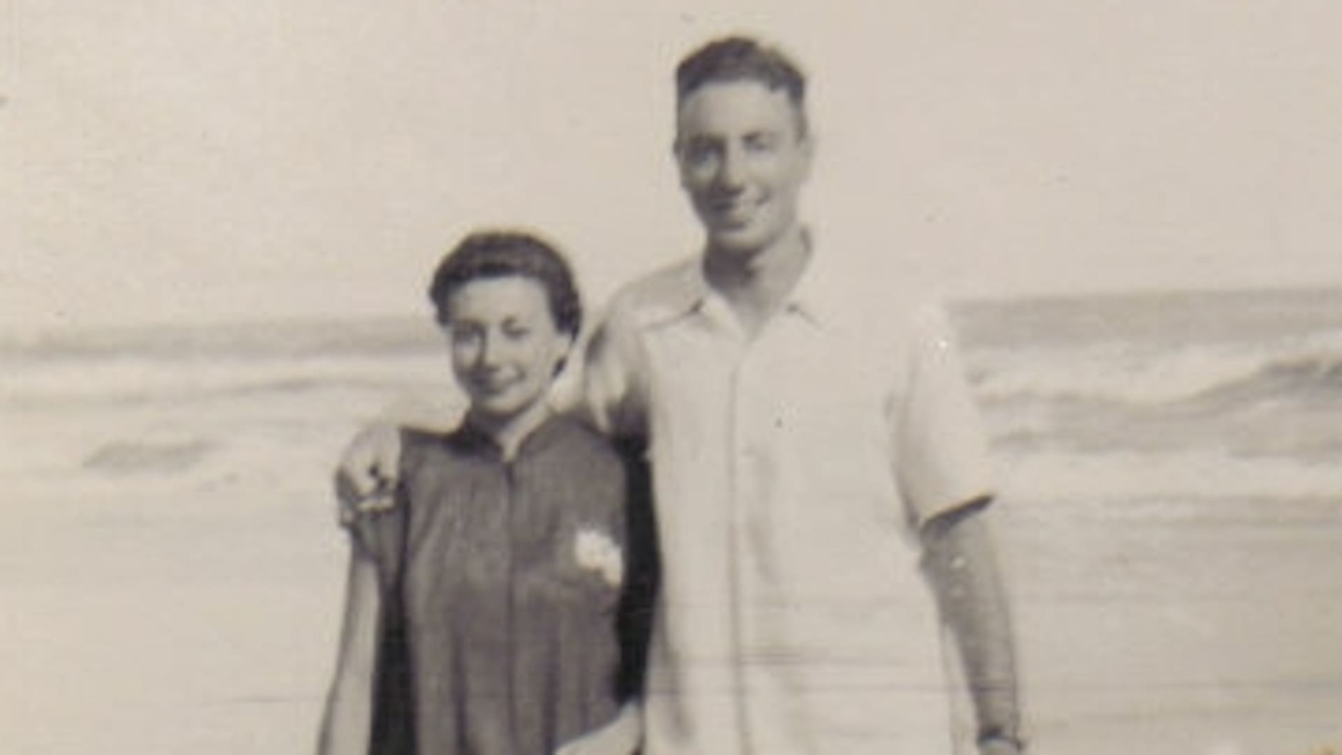En la imagen, el coronel Larrabure camina por la playa junto a su esposa, años antes de ser secuestrado por el ERP.