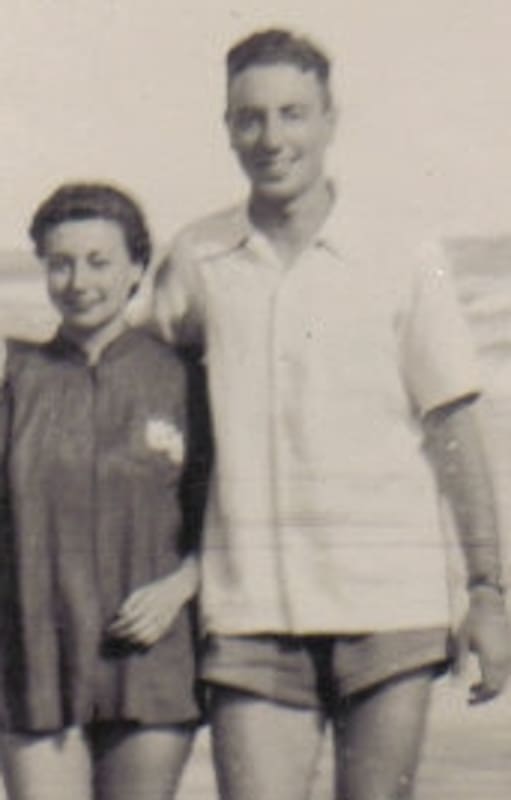 En la imagen, el coronel Larrabure camina por la playa junto a su esposa, años antes de ser secuestrado por el ERP.