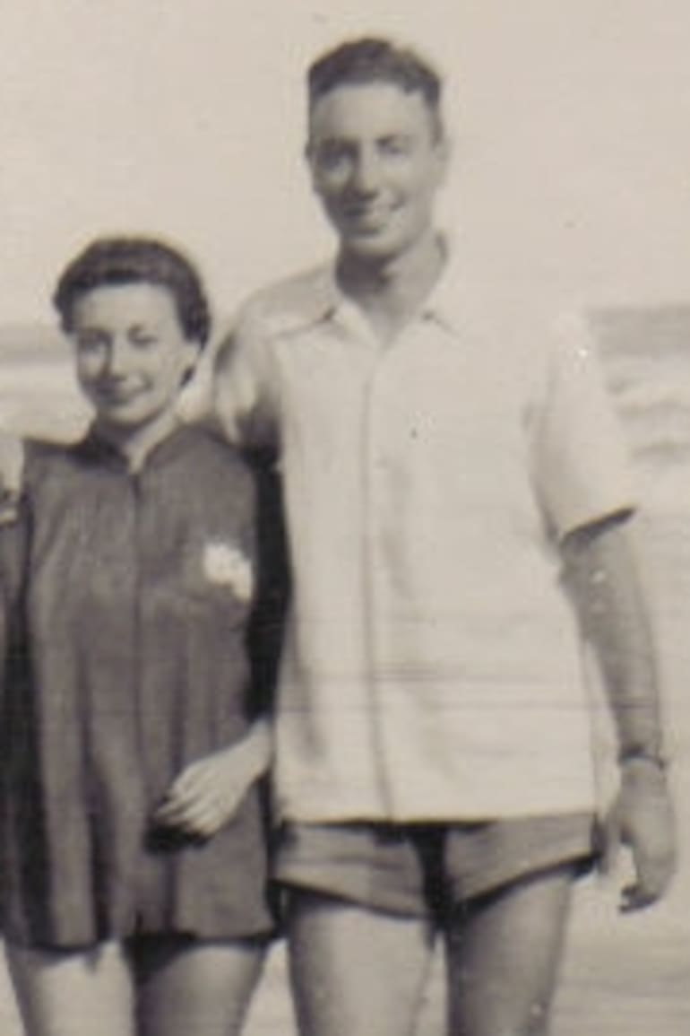 En la imagen, el coronel Larrabure camina por la playa junto a su esposa, años antes de ser secuestrado por el ERP.