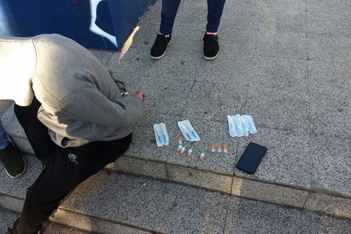 En la imagen, el ladrón al ser capturado este lunes con las vacunas Sinopharm