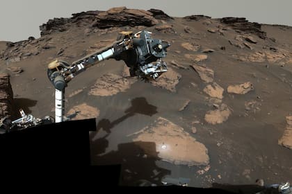 En la imagen, el robot Rover pone a trabajar su brazo en el cráter Jezero de Marte en la misión Perseverance de la NASA
