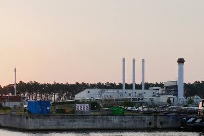 En la imagen, el sol sale por detrás de una planta que forma parte del gasoducto Nord Stream 1, en Lubmin, Alemania, el 21 de julio de 2022. (AP Foto/Markus Schreiber)
