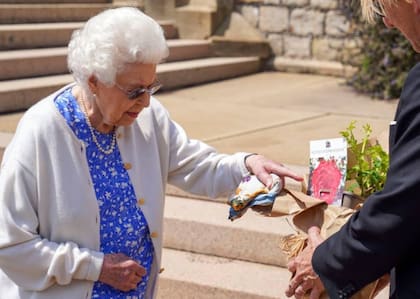En la imagen, Isabel recibe la rosa "duque de Edimburgo", una especie única creada después de su muerte