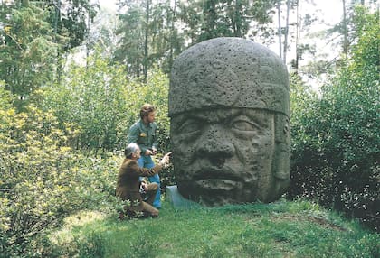 En la imagen, junto a una de las cabezas colosales olmecas de Veracruz, México, que inspiraron la expedición Atlantis. Para planear el viaje, Barragán dejó el estudio de abogados donde trabajaba -y aún trabaja- durante dos años. “Vivía de las deudas. Estuve endeudado 21 años por la balsa. Terminé con un juicio del banco”, cuenta.