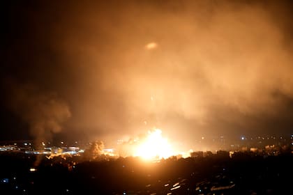 En la imagen, llamas provocadas por ataques aéreos israelíes en Dahiyeh, Beirut, Líbano, el 4 de octubre de 2024. (AP Foto/Hussein Malla)