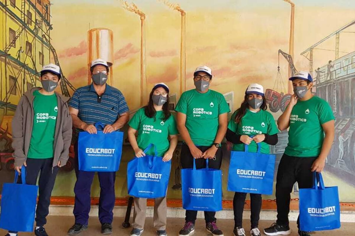 En la imagen, los chicos del equipo Carpibots, de la provincia de Corrientes