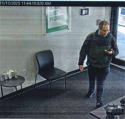 En la imagen, proporcionada por el Departamento de Policía de Providence, se muestran imágenes de vigilancia de Claudio Neves Valente, sospechoso en el tiroteo masivo ocurrido en la Universidad Brown (Departamento de Policía de Providence vía AP)