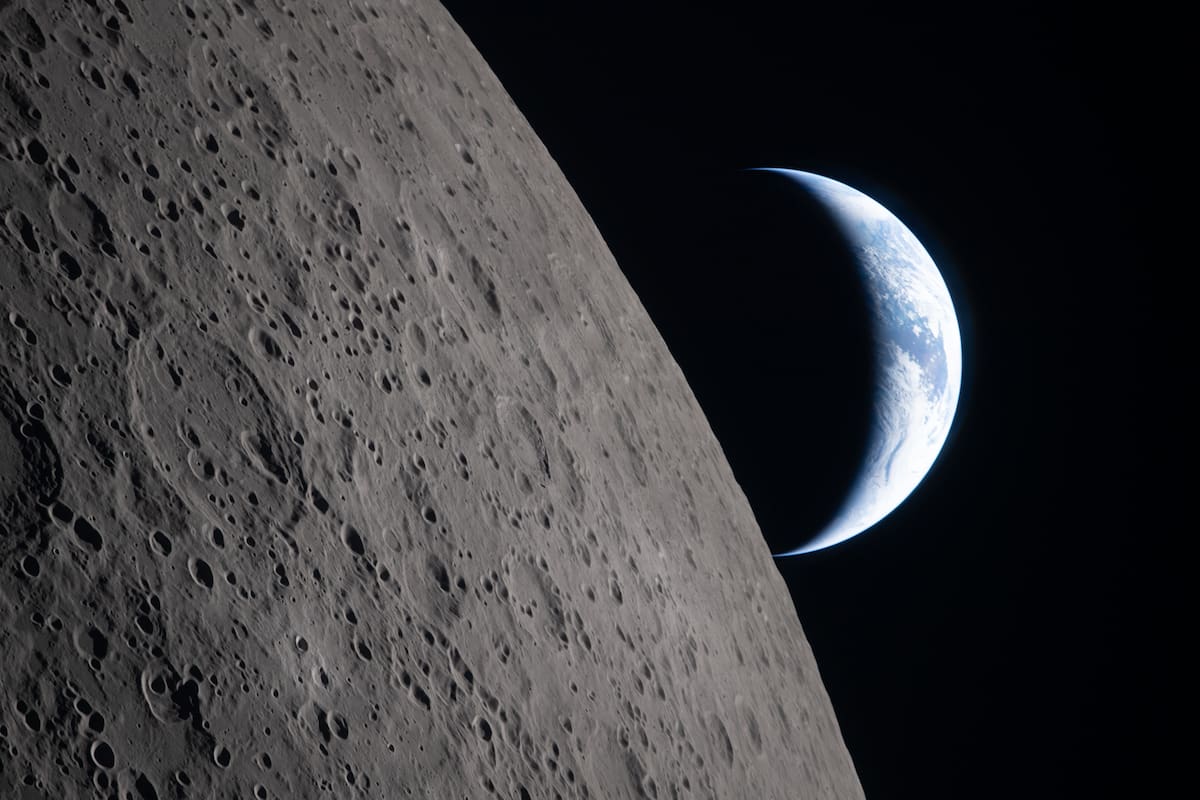 En la imagen, proporcionada por la NASA, la tripulación de Artemis II captó esta vista donde la Tierra se oculta tras la Luna durante su sobrevuelo lunar (NASA vía AP)