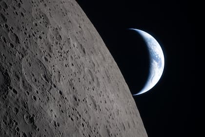 En la imagen, proporcionada por la NASA, la tripulación de Artemis II captó esta vista donde la Tierra se oculta tras la Luna durante su sobrevuelo lunar (NASA vía AP)