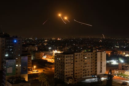 En la imagen, proyectiles lanzados desde la Franja de Gaza hacia Israel. (AP Foto/Fatima Shbair)