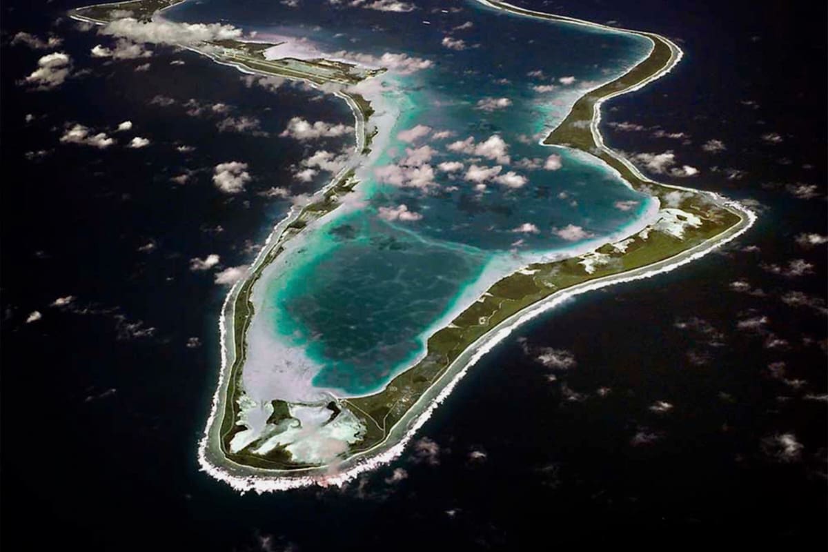 En la imagen, publicada por la Marina de Estados Unidos, se muestra una vista aérea de la isla Diego García en el archipiélago de Chagos (AP)