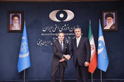 En la imagen, publicada por la Organización de Energía Atómica de Irán, el director general del Organismo Internacional de Energía Atómica (OIEA), Rafael Mariano Grossi, izquierda, saluda al director de la Organización de Energía Atómica de Irán, Mohammad Eslami, en la Organización de Energía Atómica de Irán, en Teherán, el jueves 17 de abril de 2025