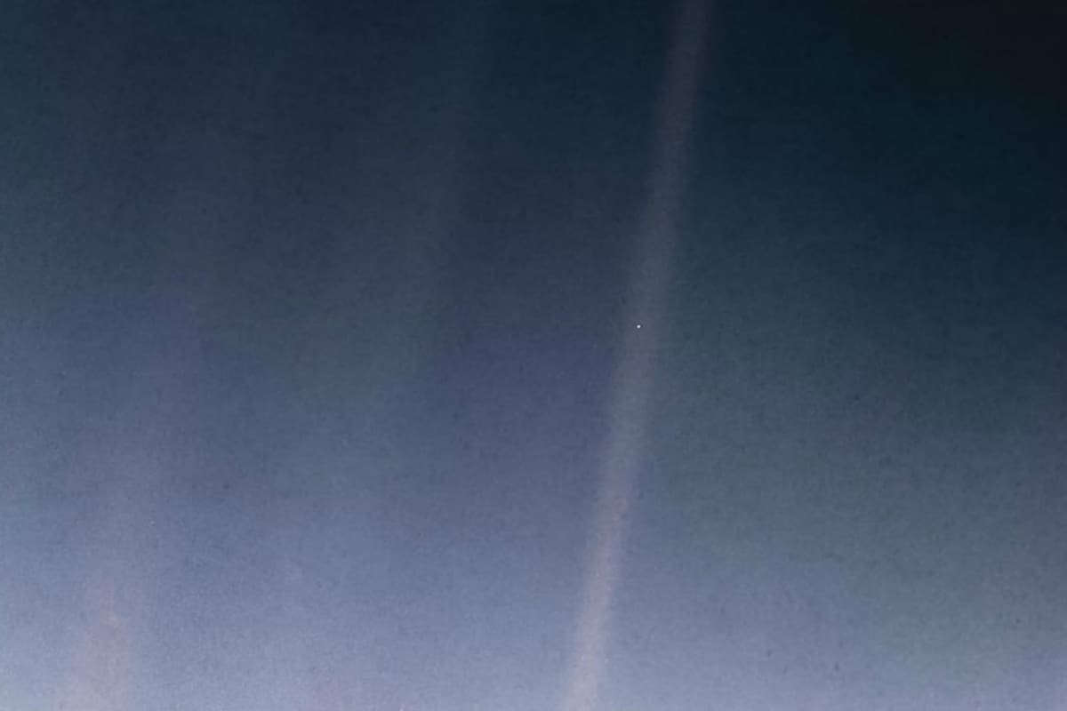 En la imagen remasterizada se ve la Tierra atravesada por un rayo de Sol