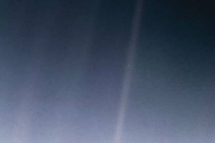 En la imagen remasterizada se ve la Tierra atravesada por un rayo de Sol