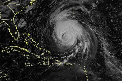 En la imagen satelital de este 13 de septiembre, el huracán Lee muestra un ojo irregular y algo elíptico