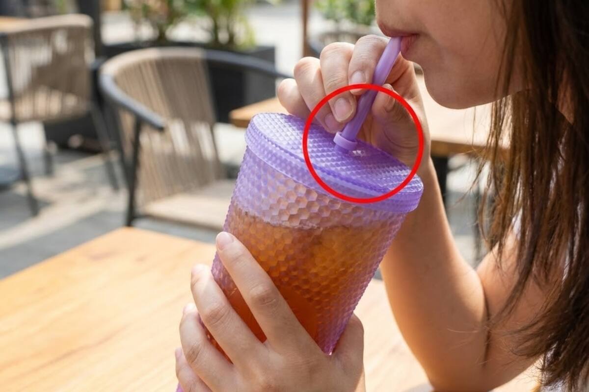 En la imagen se observa un error al colocar la pajilla en el recipiente