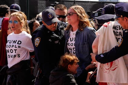 En la imagen, se puede ver a la actriz Hannah Einbinder siendo también detenida por la policía de Nueva York